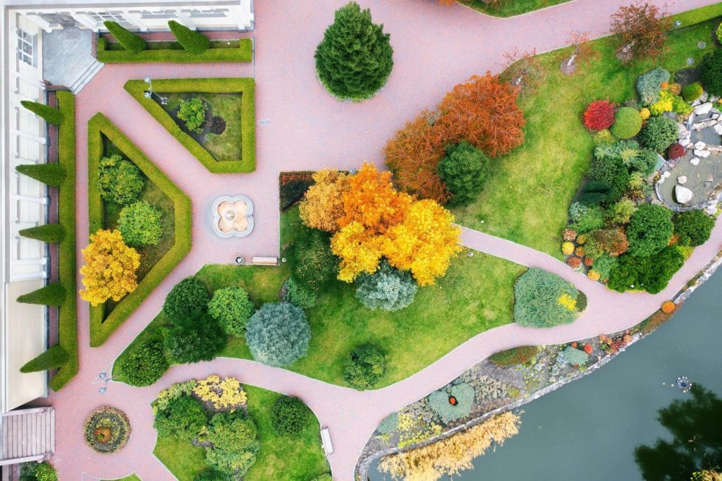 Jardín verde con caminos curvos